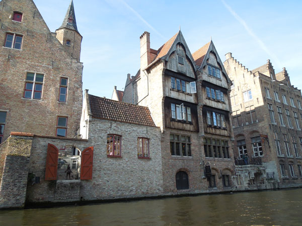 ベルギーの運河沿いの建物
