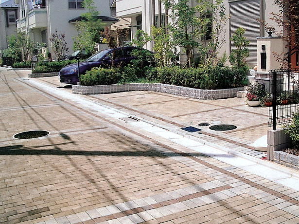 車道とコーディネートされたカースペース