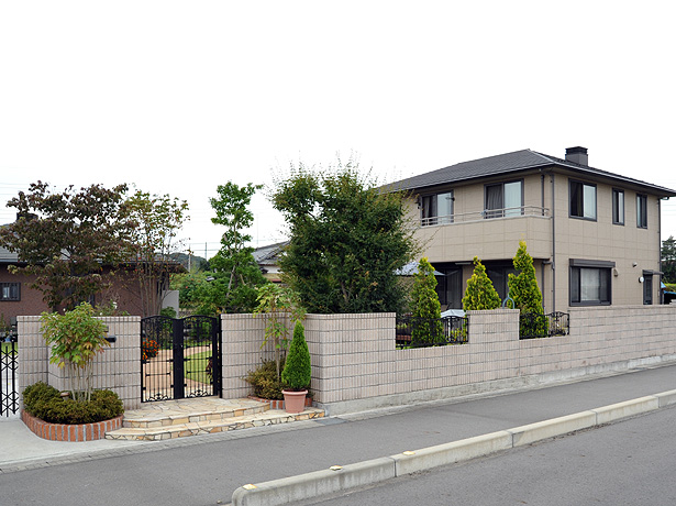 広い芝生の庭をホールストーンの塀で囲んで