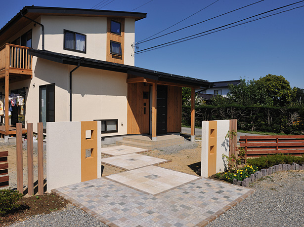 自然素材の住宅には、天然石で存在感ある外構を