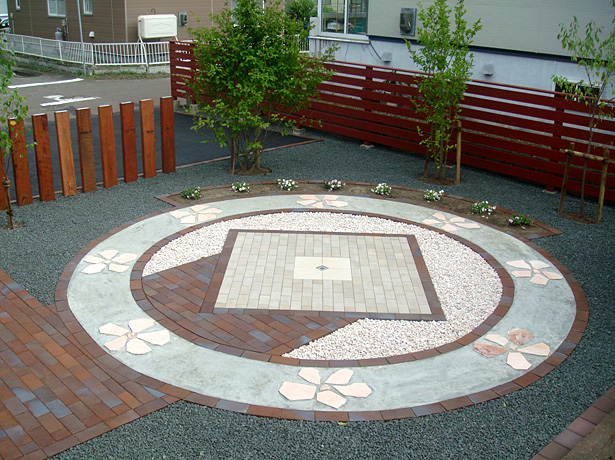 花びらに囲まれたテラス