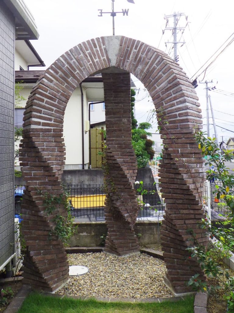 ねじれが美しいれんがのアーチ