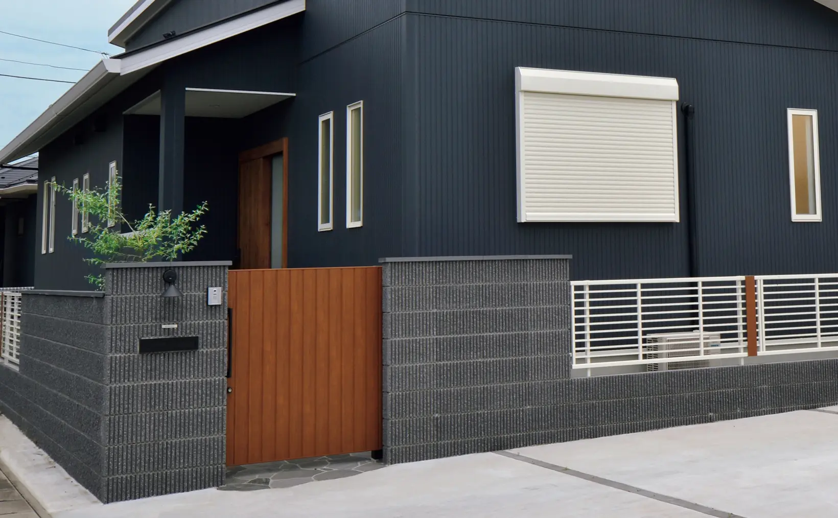 スレンダーリブ_ブラック_施工例