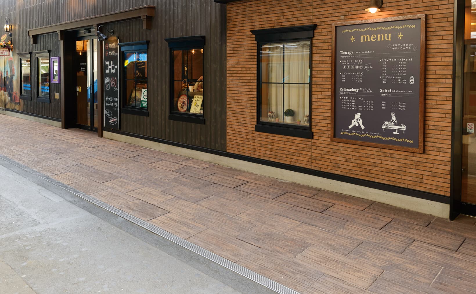 アクシアヴィレッジ-オールディブラウンを店舗前に使用