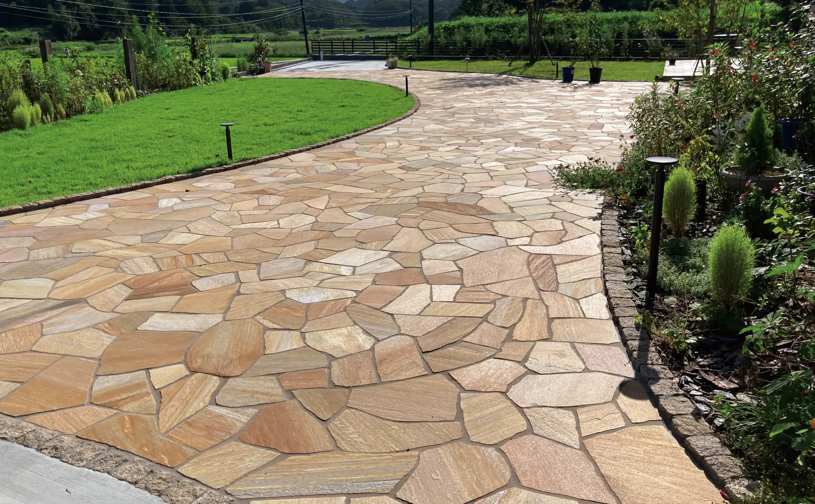 アースクォーツ乱形_ラスティックイエロー_施工例