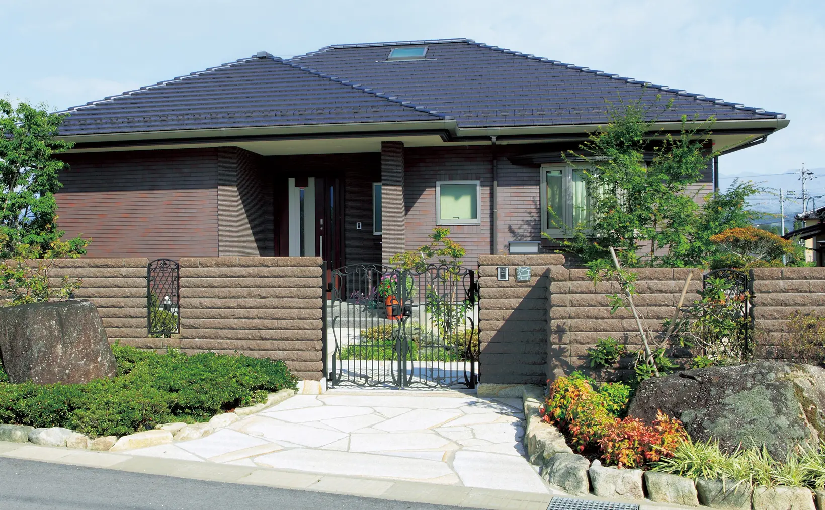 ピッチフェイス_100スモークブラウン_施工例