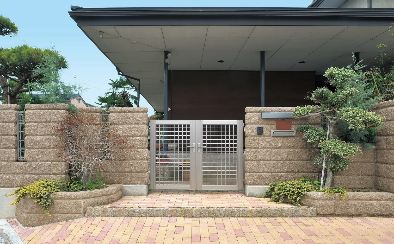 ピッチフェイス_200スモークブラウン_施工例