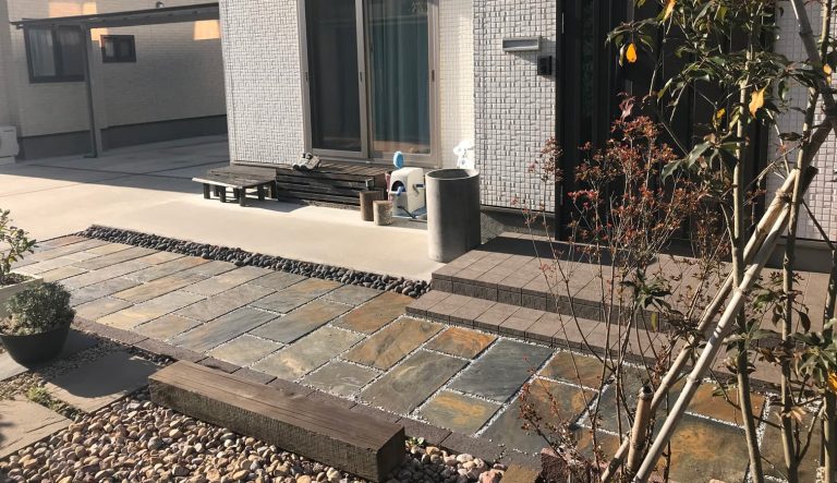 近似色でコーディネイトされた玄関アプローチ
