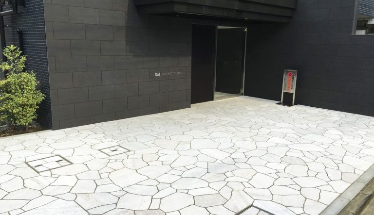 高級感のある白い天然石のエントランス