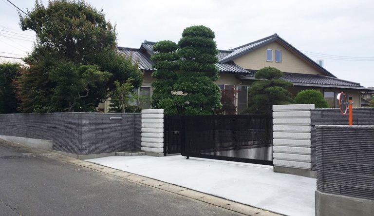 和風の庭を引き立てるボーダーブロックの塀