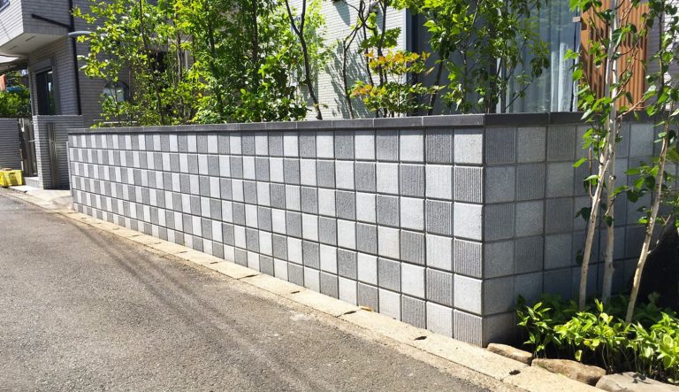 雑木の庭を囲う市松模様のウォール
