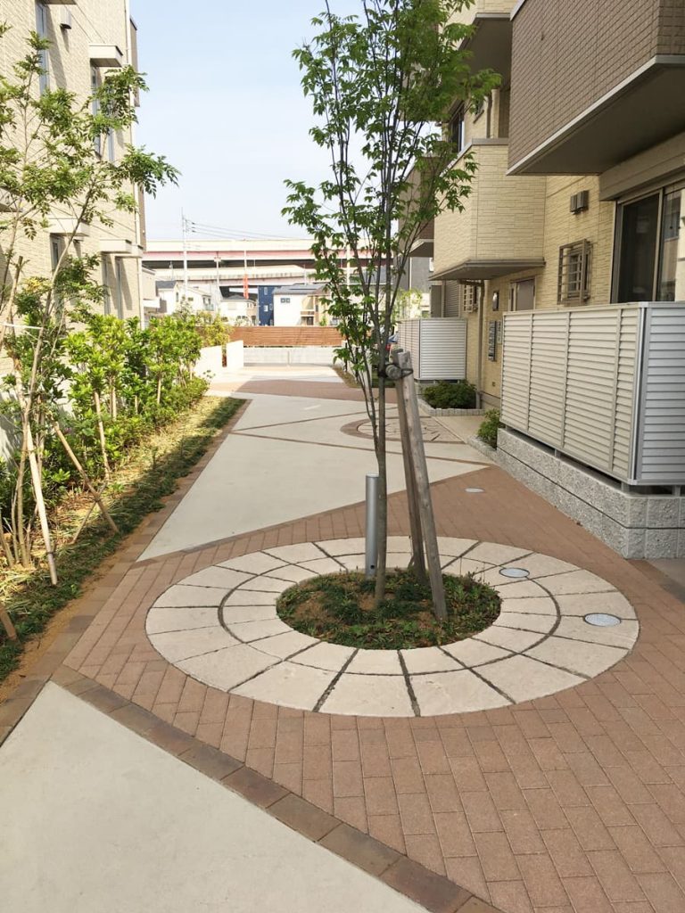 三角形と円形の組み合わせが個性的な通路