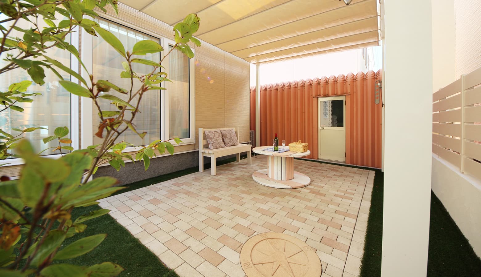 屋根付きのプライベートな庭空間 エクステリア製品 Sbic エスビック株式会社