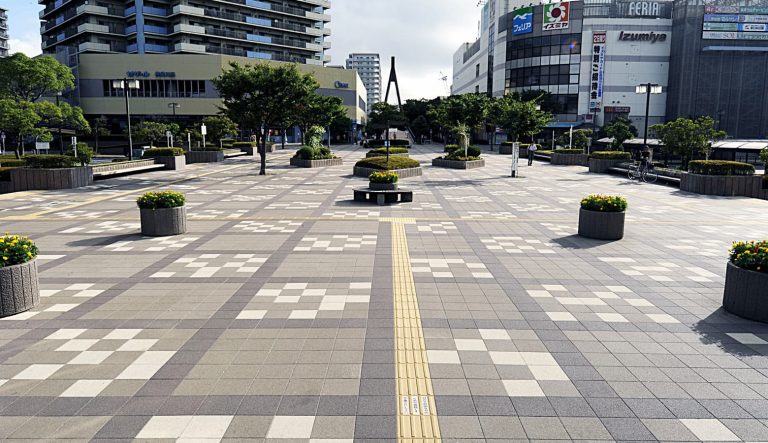 格子状デザインとモザイクを合わせた駅前広場