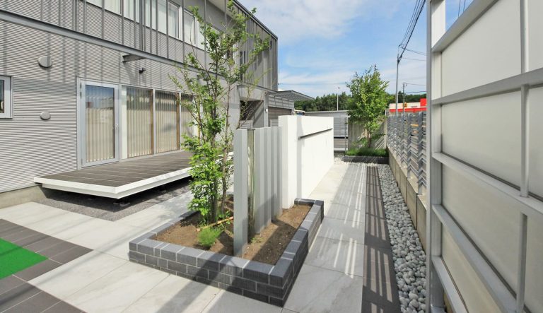 雑草の生えた庭をモダンでスタイリッシュな空間に