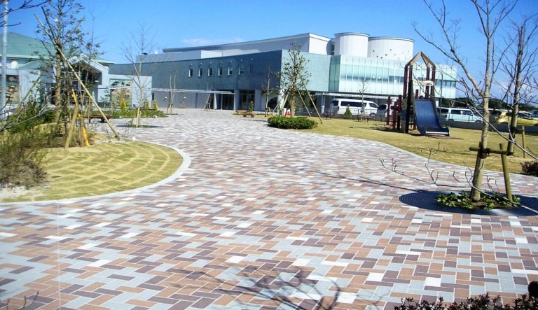 自然な温かみを感じさせるモザイク柄の公園