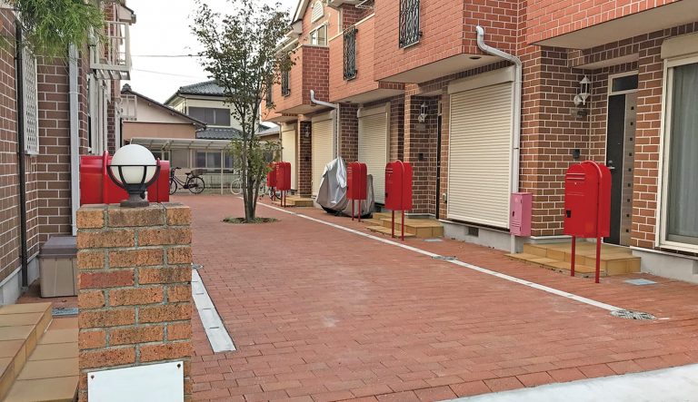 赤色のれんがを敷いた統一感のある空間