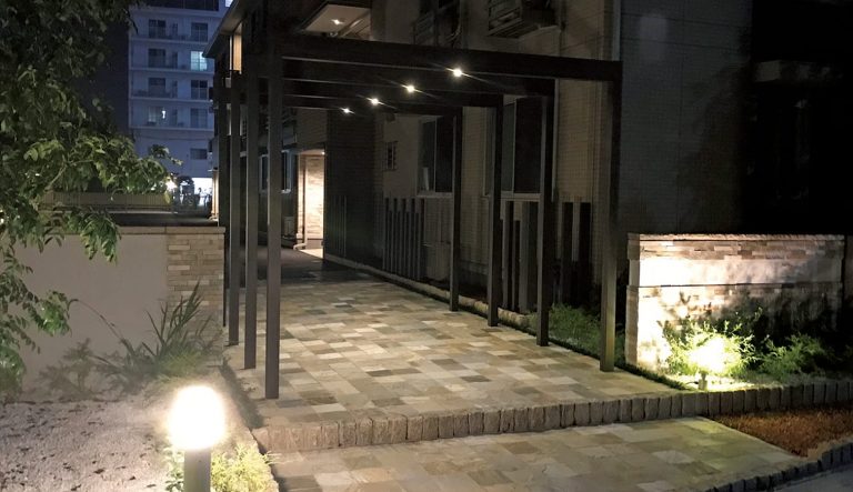 天然のモザイクが美しい石のアプローチ