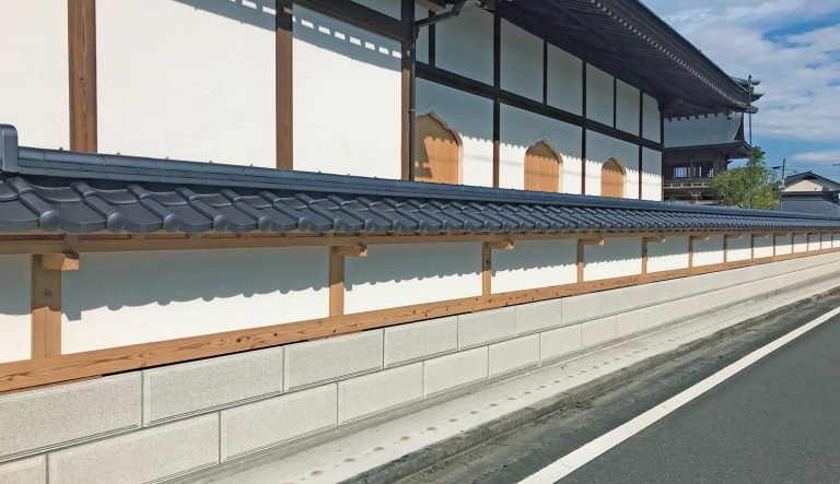 威厳と風格を感じるお寺の塀