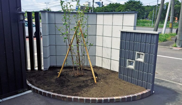モノトーンがスタイリッシュな目隠しの役目も果たす門袖