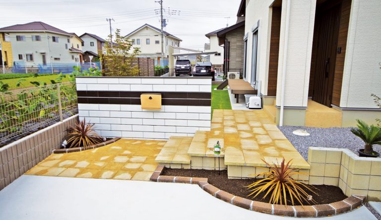 可愛らしいポストとお庭を明るくする門塀
