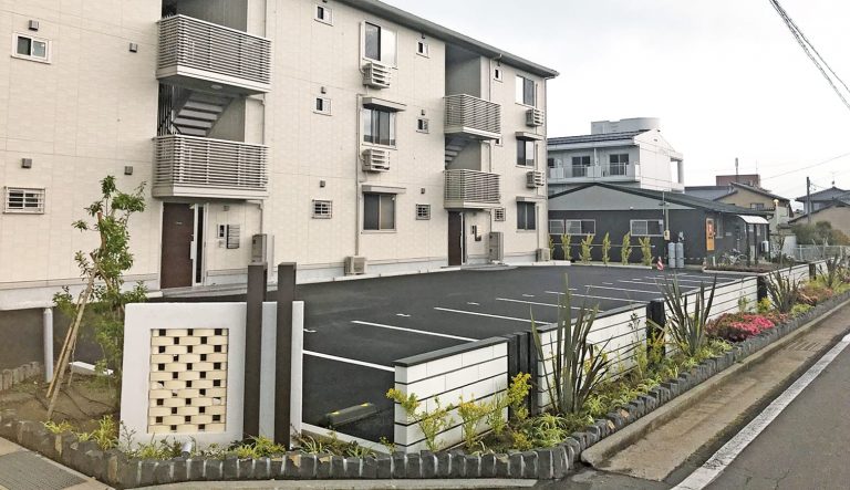 植栽の緑が映えるマンション外構