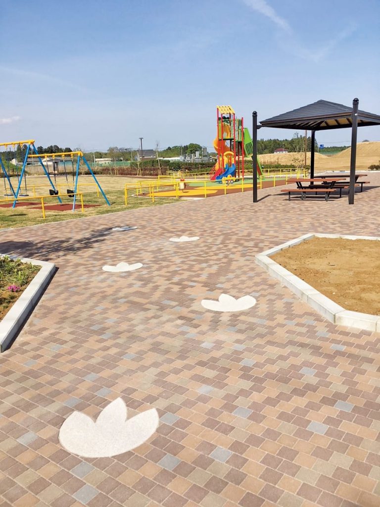 足元から楽しさを感じさせる公園のインター
