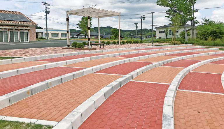 大胆な色分けが明るくさせる市松模様の広場