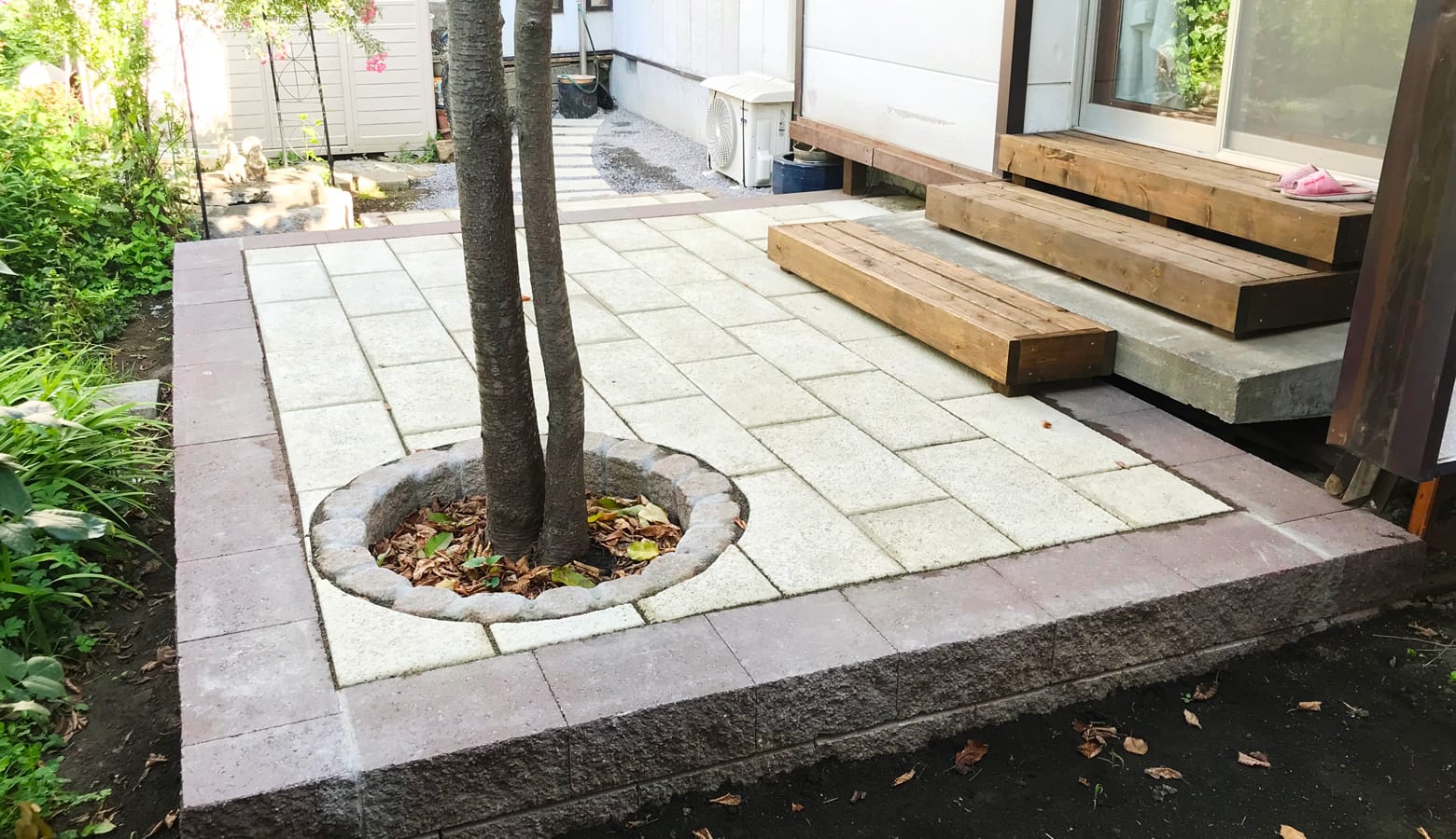 桜の木の部分はワンポイントでサークル状に穴を開けたテラス