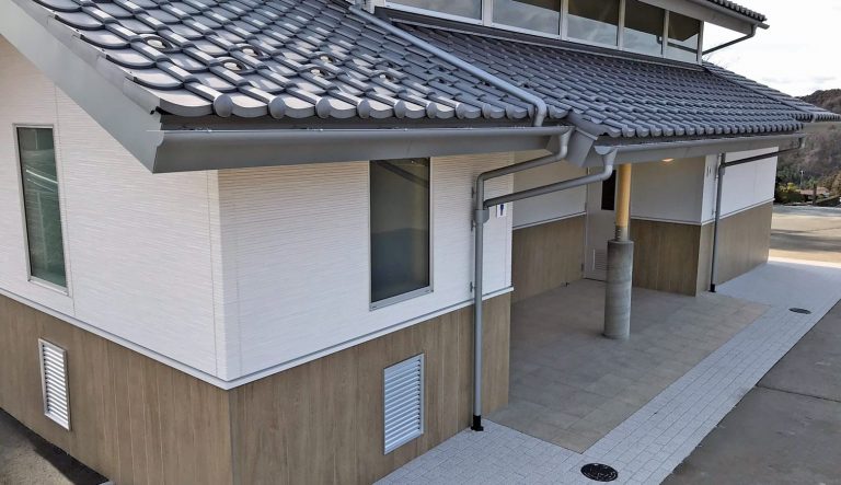 伝統的な建築スタイルの公共トイレ