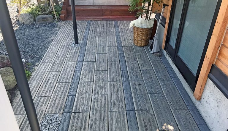 お庭にナチュラルさを加える木目調平板