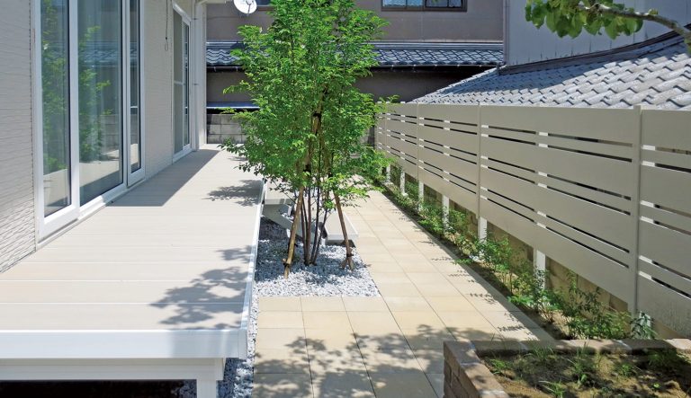 白をメインにシンプルなお庭にイメージを一新