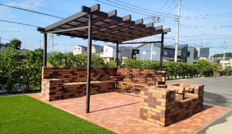 2色のれんがの組み合わせが個性的なBBQ台とベンチ