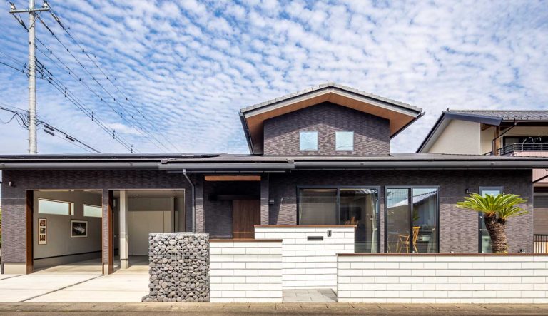 建物とブロック塀の美しいコントラスト