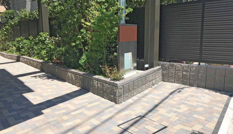 緑豊かな植栽を囲う割肌ブロック