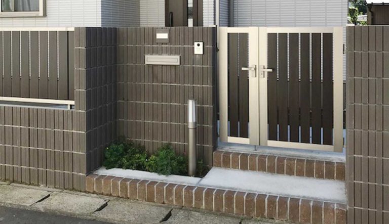 ダークブラウンで統一されたファサード門扉