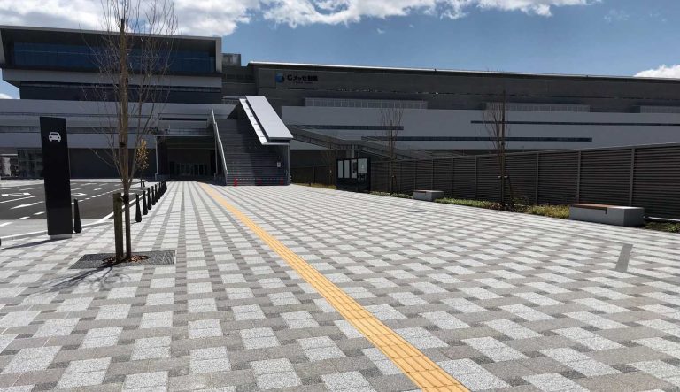 地域伝統の絹織物を表現したインターロッキング