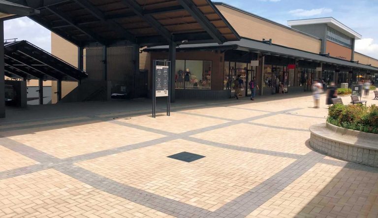 落ち着いた色合いが心地よい商業施設の歩行空間