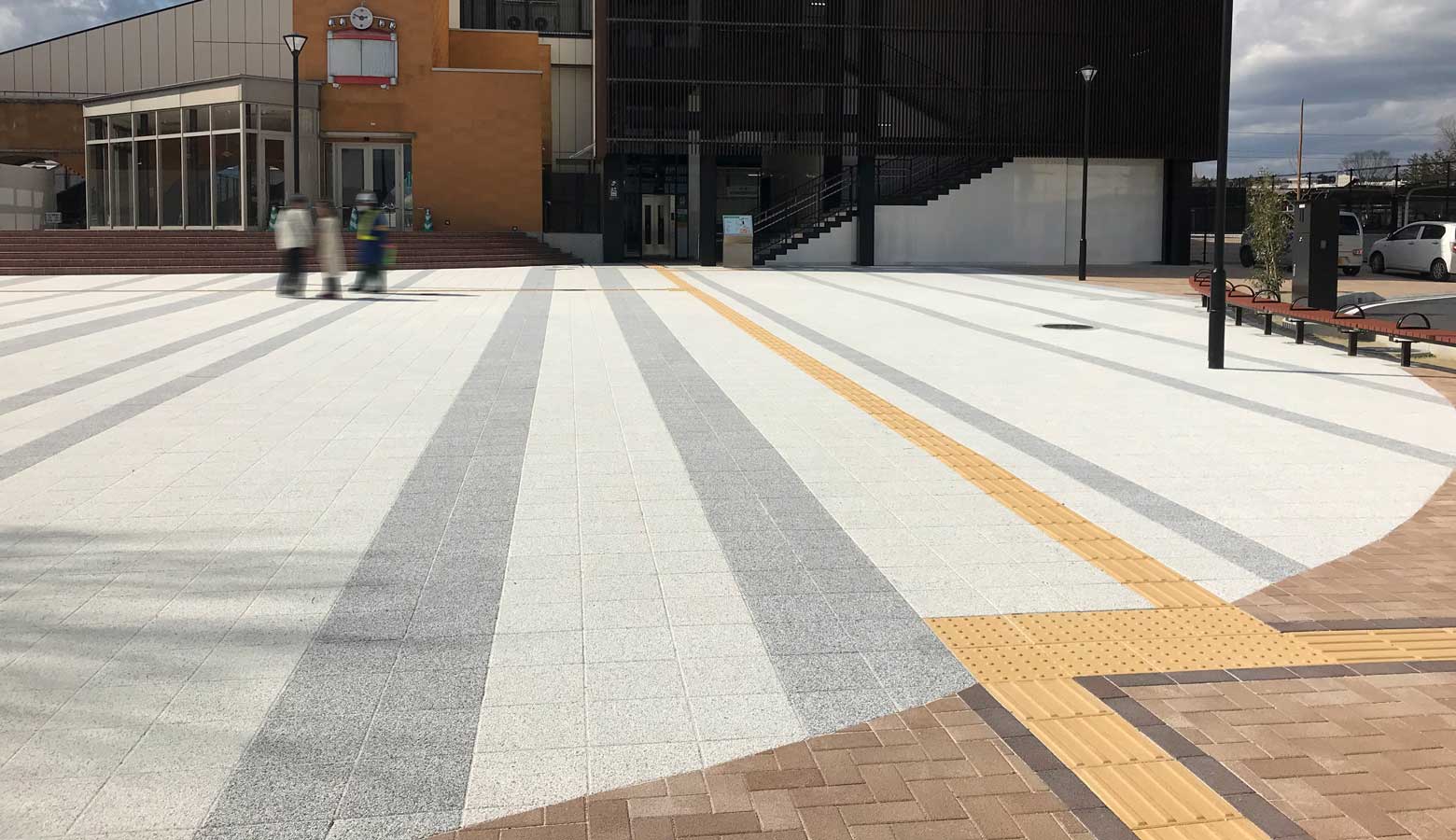 太さの異なるボーダーデザインの駅前広場