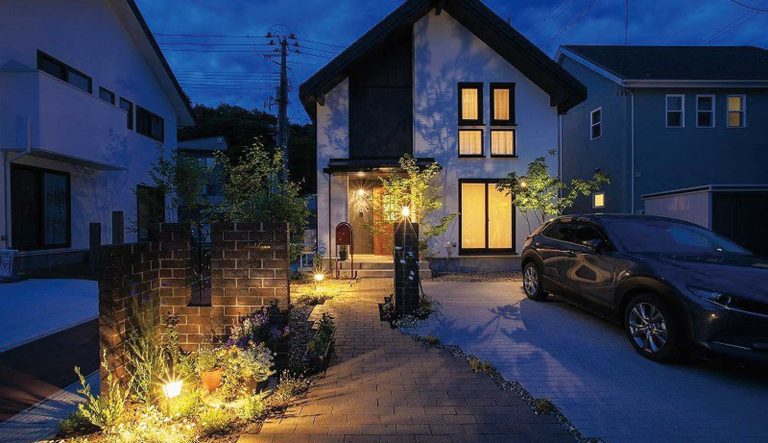 夜のライトアップも綺麗なアンティークなアプローチ