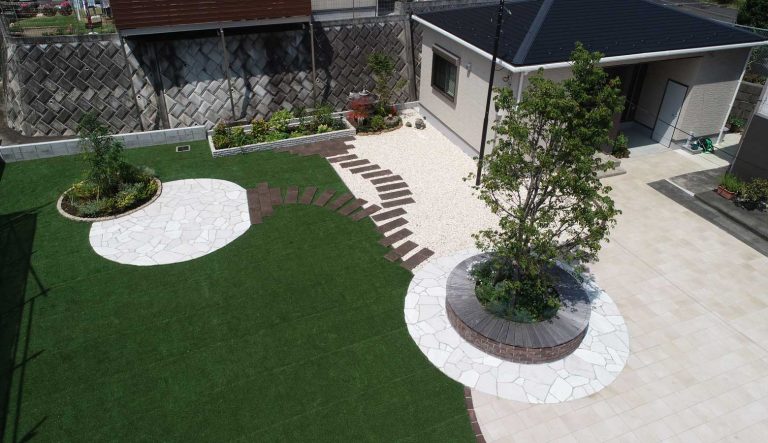個性的なお庭の植栽を巡る木調ステップ