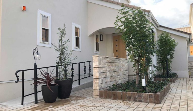 プロヴァンス風の建屋に合わせた優しい色のインター
