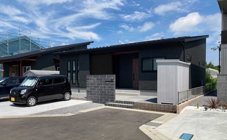 住宅との統一感が美しいブラック色の門塀