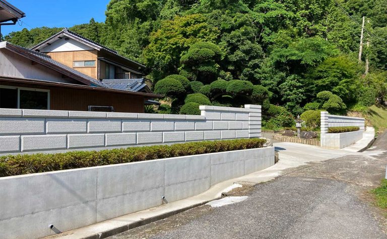 緑との組み合わせが綺麗な大型ブロックの塀