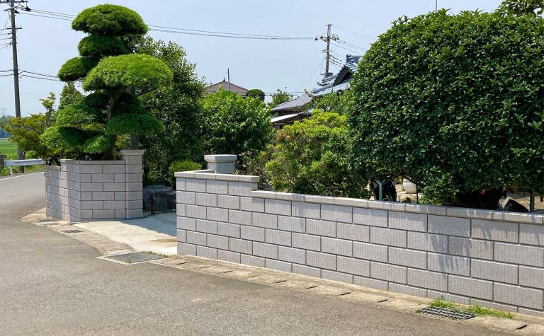 和風の住宅と植栽を囲う縦ラインのブロック塀