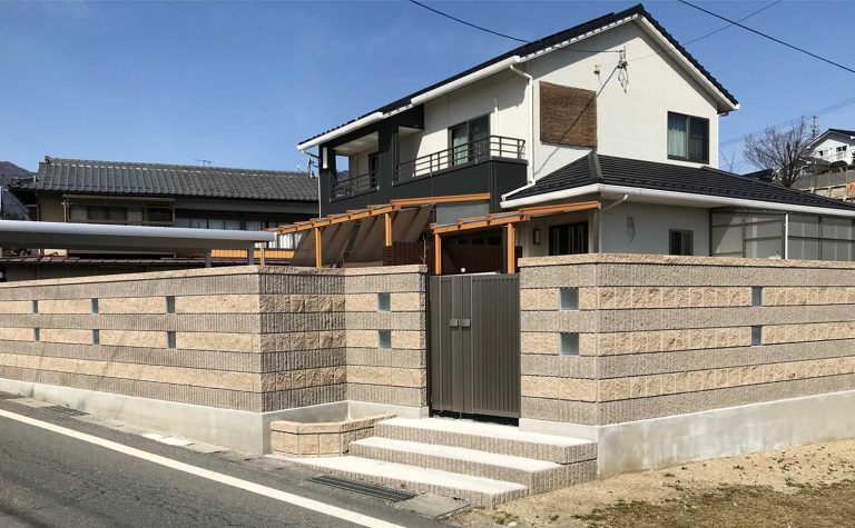 2種類の割肌を使用したボーダーデザインのブロック塀