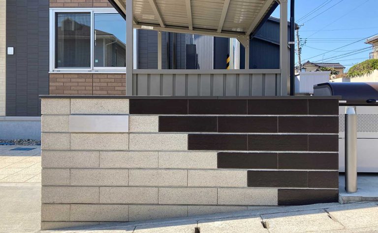 異なる表層のブロックが立体感を生む門塀