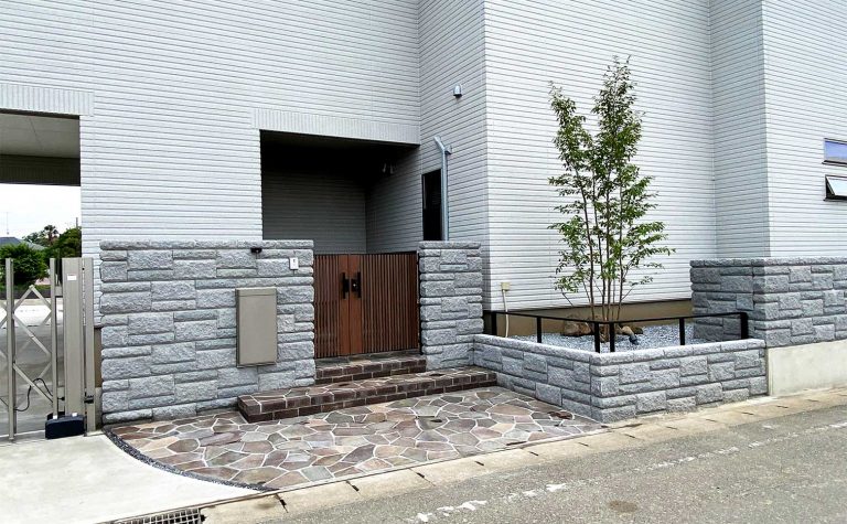 岩肌調のブロックとスタイリッシュな金物の門塀