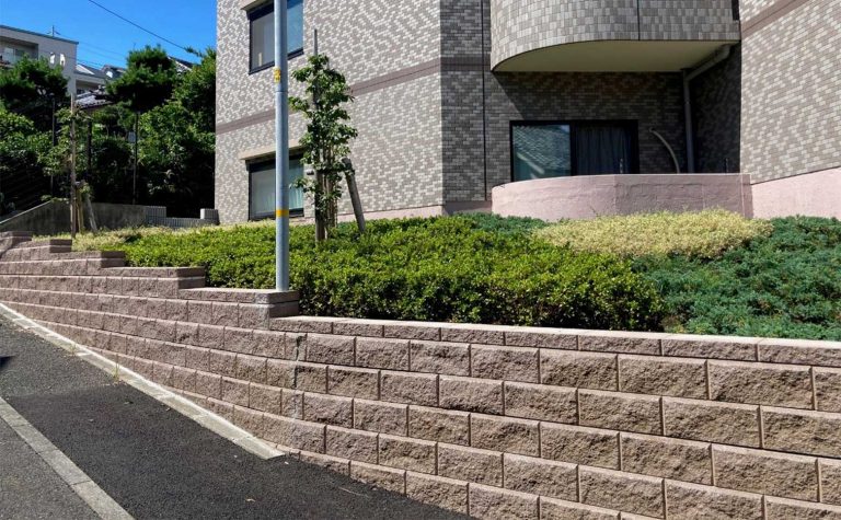 植栽との組み合わせが癒しを与えるナチュラルカラーの擁壁