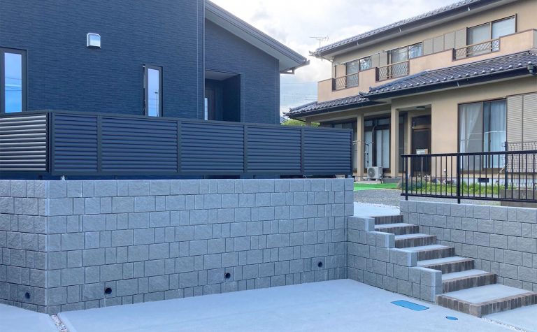 グレーの割肌調擁壁が建物を引き立てる